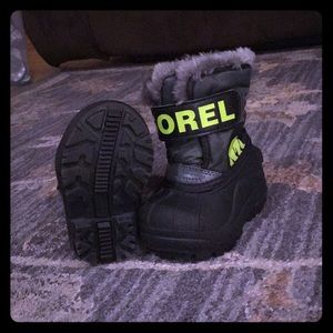 Like new!! Sorel boots toddler boy Size 4